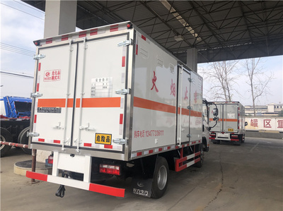 躍進汽油2類危險品廂式運輸車 安全高效的危化品物流解決方案